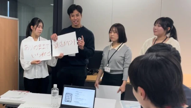 学生がプレゼンしている様子