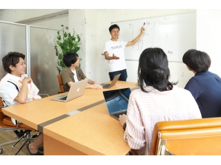 ミーティングの様子。カルチャー・バリューを体現した社風です！