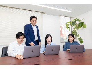 20代の社員が多く活躍しています！ミーティングの様子です♪