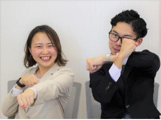 採用担当の藤田（左）と清水（右）です！笑