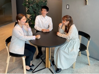 明るいオフィスで皆様をお待ちしております！