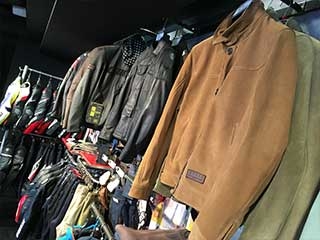 店舗の一角。所狭しと並ぶコレクションの中からお客様にご提案