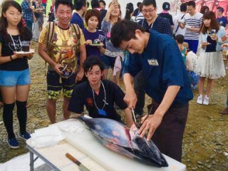 毎年のお客様とのBBQでは30kgのマグロ解体ショー！