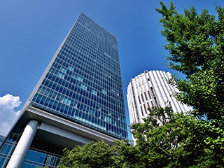 本社は東京駅直結のインテリジェントビルです。