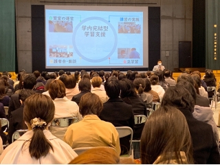 【説明会の様子】多くの保護者・生徒と関わるお仕事です。