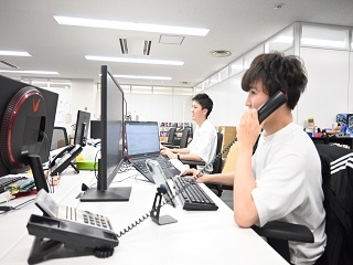 22卒入社の増山（奥側）と21卒入社の友成（手前）です！！