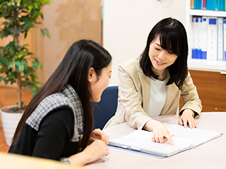 三幸学園：教員が生徒面談をしている様子