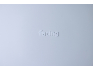 社名のfacingは「困難を超える」という意味を込めて