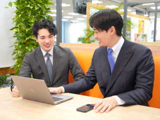 先輩がマンツーマンでサポートする”バディ制度”