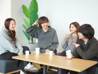 部署や役職関係なく、フラットな会話が聞こえてきます♪