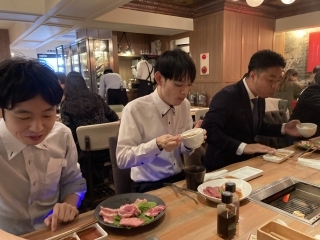 MTG後は焼肉で。
無駄な残業は一切なし！！