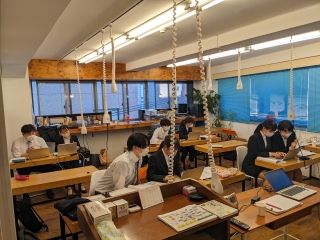 みんな協力し合って切磋琢磨している今年の新卒の研修風景♪