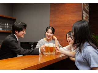 福利厚生で飲み放題の社内バーカウンター★他部署交流も盛んです