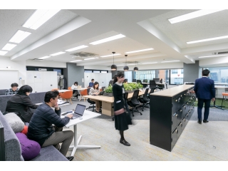 名古屋支社は温かみのある雰囲気♩好きな座席に座れます