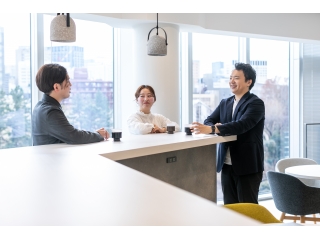 東京支社は大きい窓が特徴的！開放感のある明るいオフィス◎