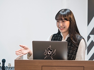 社内教育や研修の機会も豊富。登壇しているのは自社の先輩！