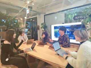 普段から肩書き関係なく会話が多く、雑談もよくしています。