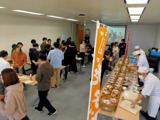 月に1回、社内交流会を開催。代表の誕生月には出張回転寿司も！