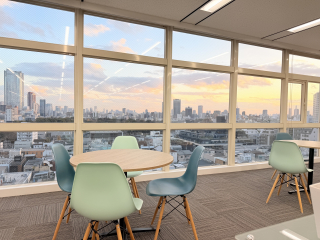 オフィスは南青山★窓際で一息つきながら休憩タイムなども♪