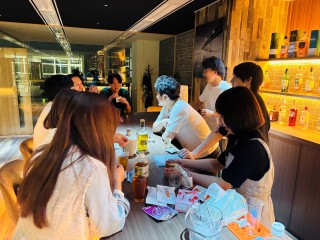 真ん中が代表の佐々木。社内のBARでみんなとわいわい◎