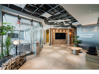 エントランス：建設現場をコンセプト