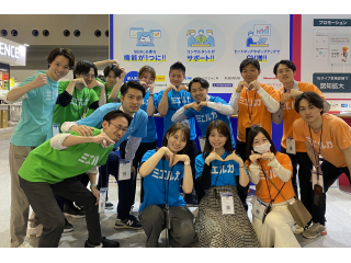 展示会の集合写真です！毎回お祭りのように盛り上がります！