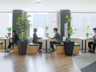 大阪本社オフィス。グリーンが広がる環境