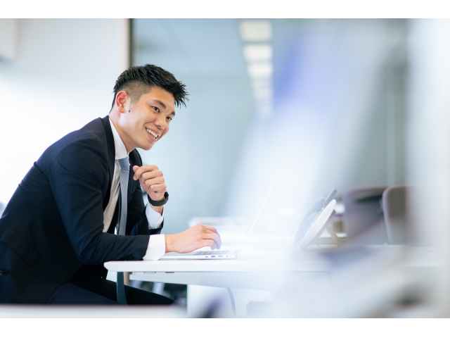 【営業】1年目から月収100万も夢じゃない!稼ぎたい!熱意ある学生!学歴不問・人柄重視!写真 1