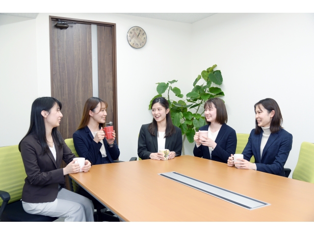 憧れの【広報職】！平均年齢32歳★業界注目企業で会社の「顔」となってファンを増してください！写真 2