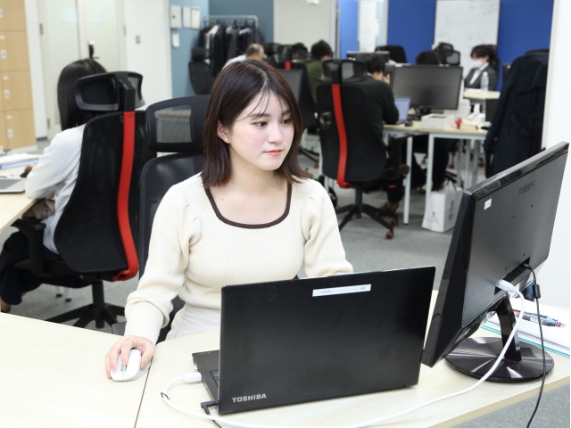 【ITエンジニア】社員の90％以上が未経験スタート★入社日に有休付与/みなし残業なし★写真 1