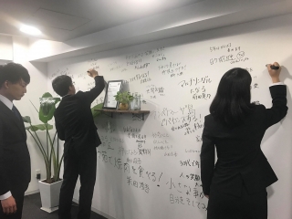 壁に夢を書きます。