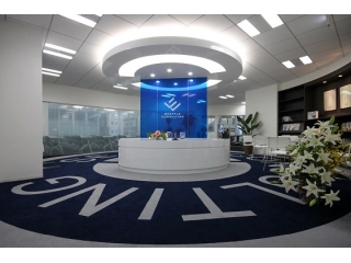 休日のオフィスは寂しいものです…