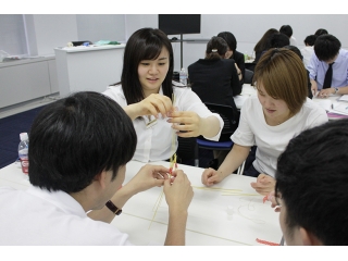 新入社員が真剣に取り組む“マシュマロ研修”とは？