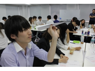  新卒研修で「紙飛行機飛ばし」！？