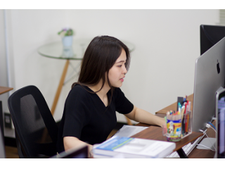 経験豊富なプロフェッショナル達のなか、新卒第一期生としてひとり頑張る女性。