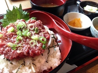 窓を開けて夜風にあたっていると…