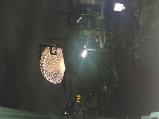 花火大会　ひゅ～…　ドンッ！