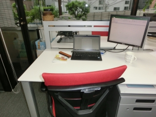 赤い服を着てはちみつにがっつく黄色い熊も大喜び