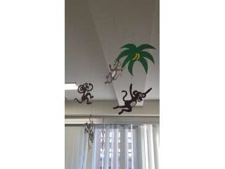 天井には空飛ぶ“おサルさん”