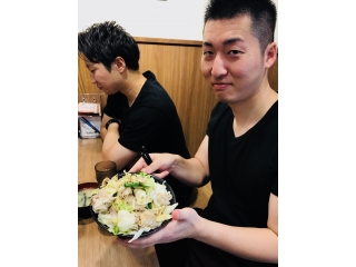 新卒チーム。昼は「すた丼」夜は「サッカー」！