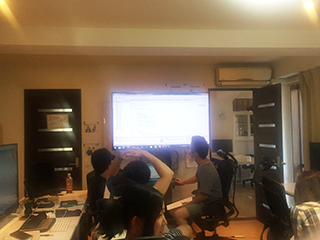 ただいま、インターン社内レビュー会をしています