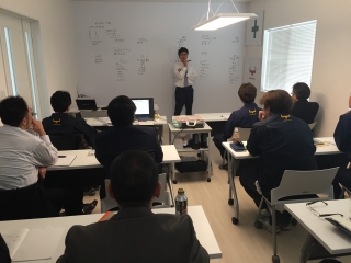 会社内の会議って何するの？