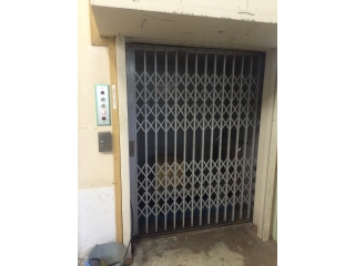 ビルの中に業務用エレベーター