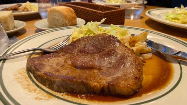 いきなりの食テロ。笑　選考中の学生さんとランチでおいしいお肉を頂きました！！