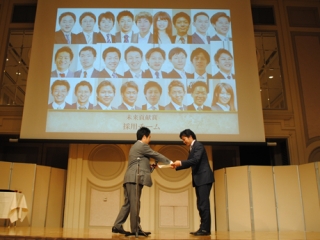 アワード（社内表彰式）開催！売上1位は入社10ヶ月の新入社員！