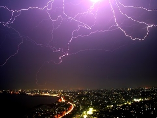 パソコンを一撃で壊す！！侮ってはいけない雷サージとは？