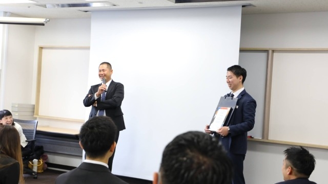 全社員が対面で集まる!毎月の全社朝礼(=スタート会!)