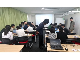 会社説明会と選考会、同時に行っています。