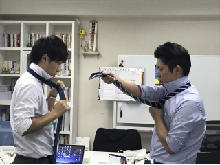 ◆社風紹介◆ネクタイ講座？(笑)～エールライフの人間関係～