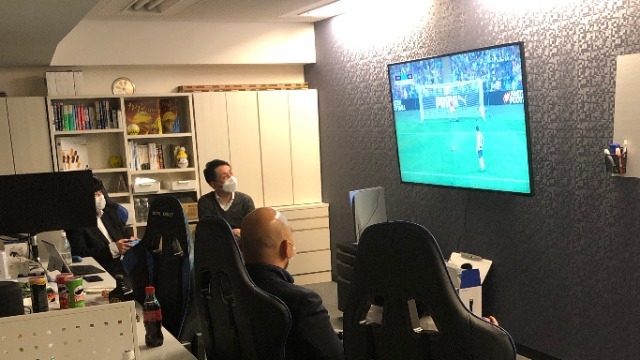 本社の大型映像で対戦ゲームを楽しむ！